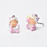 Portachiavi in resina con bimba neonata vestita di rosa – 3 cm